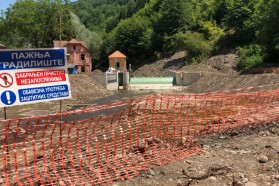 Serbien, Tag 2: Auch wenn alle gesetzlichen Fristen für den Investor, die illegal verlegten Rohre aus dem Flussbett zu entfernen, verstrichen sind, finden keine weiteren Aktivitäten auf der Baustelle statt. Dennoch ist das dunkle Grab für die Rakitska geschaufelt.